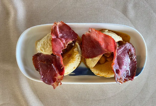 Hummus with pastırma