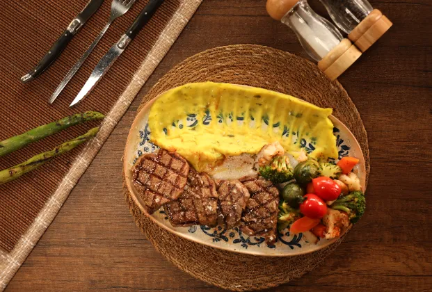 Beef lokum with mixed vegetables and mashed potatoes
