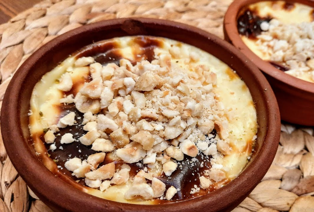 Turkish rice pudding (sütlaç)