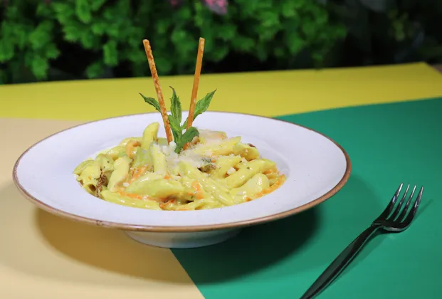 Penne pasta with curry sauce
