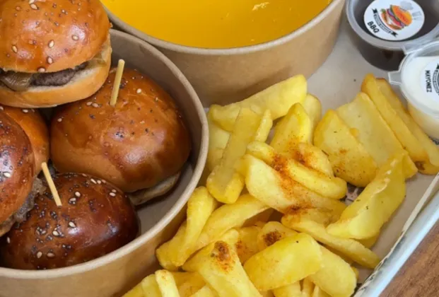 5 Mini Burgers with Cheddar Sauce and a Drink