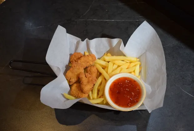 Crispy chicken fingers with fries and Rock ’n’ Roll sauce