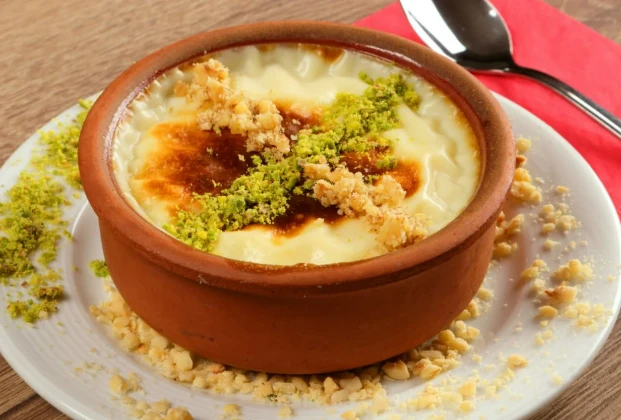 Turkish rice pudding (sütlaç)