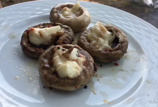 Grilled mushrooms with kaşar cheese