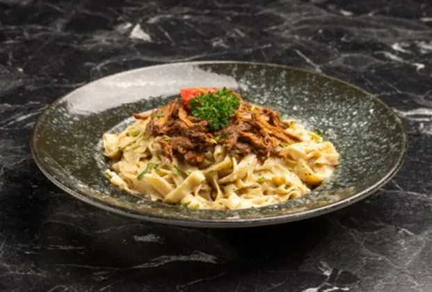 Carbonara-sauced tagliatelle with tandoor-style beef
