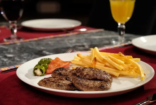 Grilled Köfte with Potato Chips