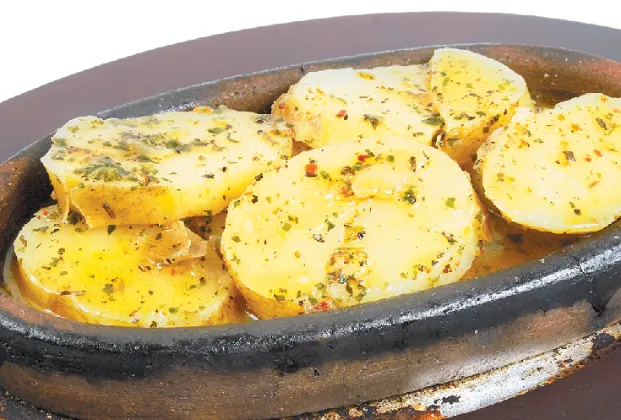 Fresh garlic potatoes