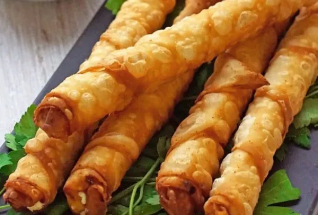 Sigara böreği (Turkish cheese rolls)