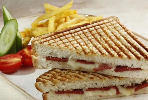 Kaşarlı sucuk toast