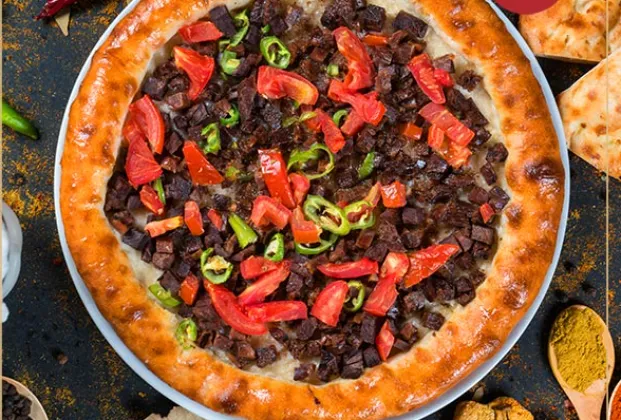 Pide with kavurma, vegetables and egg