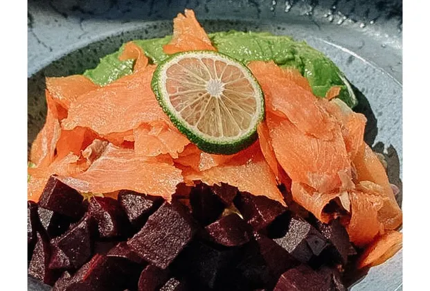 Füme Somonlu Avokadolu Kinoa Salatası