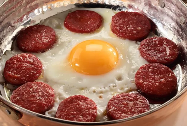 Eggs with sucuk (1 serving)