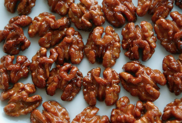 Honey-fried walnuts