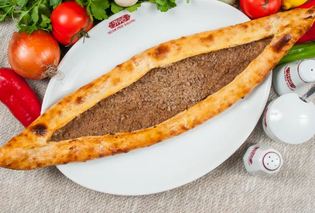 Open minced meat pide