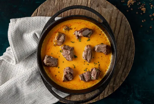 Beef Tenderloin Pieces with Cheddar Sauce