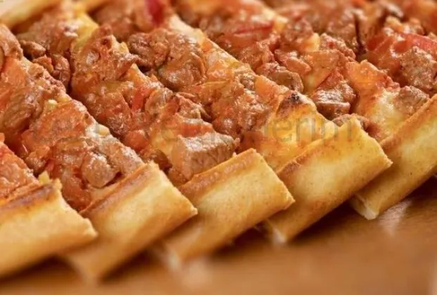 Pide with diced meat