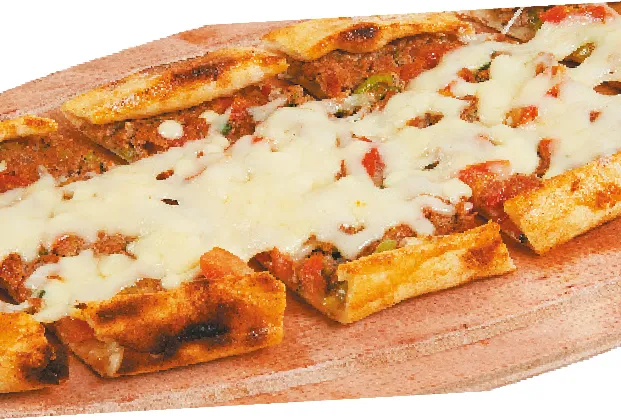 Minced meat and kaşar cheese pide