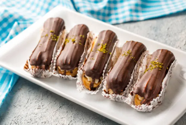 Plate of 6 eclairs