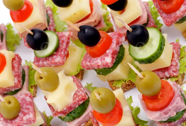 Hungarian salami and mayonnaise canapés (4 pieces)