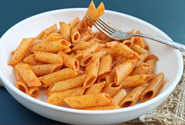 Tomato sauce and plain cheese pasta
