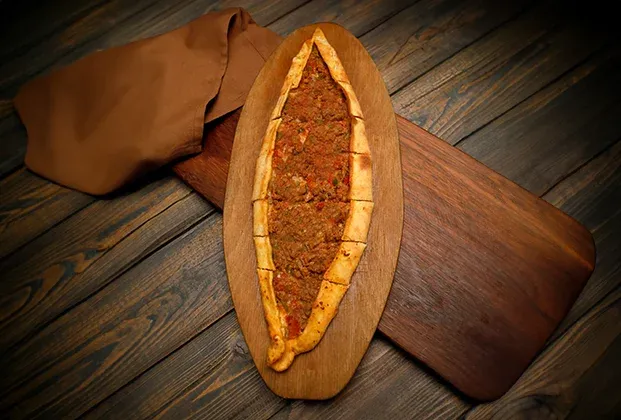 Pide with minced beef