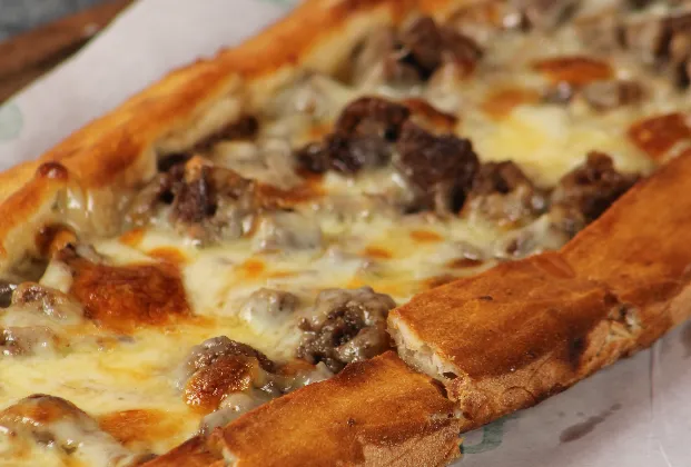 Diced meat and kaşar cheese pide