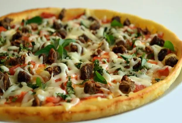 Beef kavurma and sucuk pizza