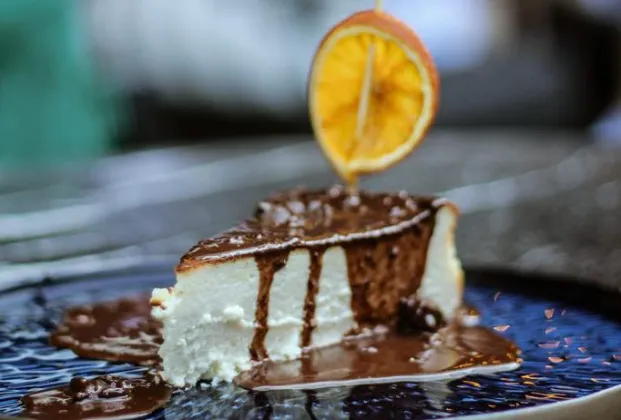 San Sebastián Cheesecake with Chocolate Sauce
