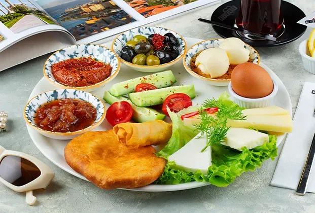 Single-serving breakfast plate with 3 glasses of freshly brewed tea