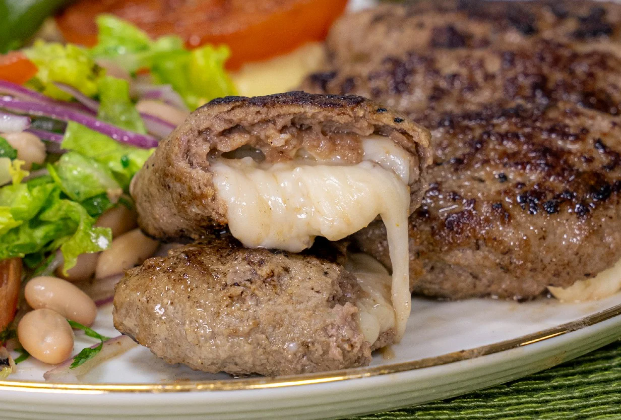 Grilled köfte with Kashar cheese