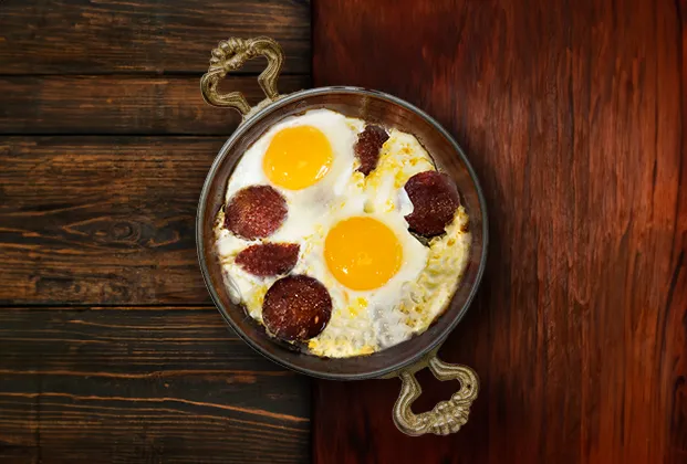 Eggs with sucuk