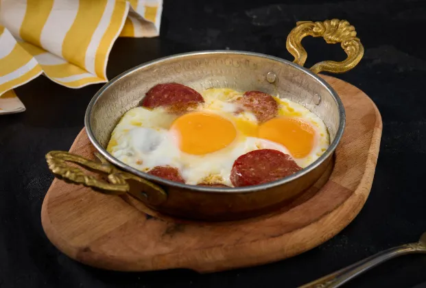 Pan-fried eggs with butcher-style sucuk