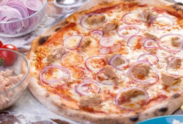 Tuna and onion pizza