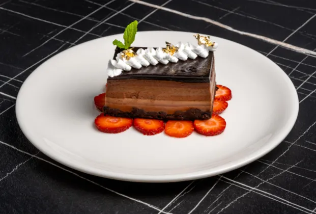 Setteveli: Seven-layer chocolate cake and strawberry