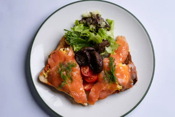 Smoked salmon toast