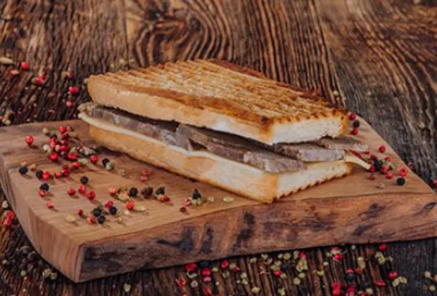 Toasted with Minced Meat (Cavurmalı)