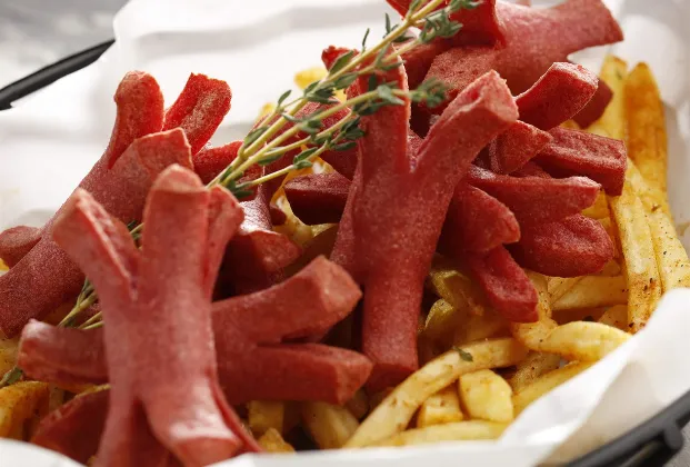 Pan-fried sausage with potato chips