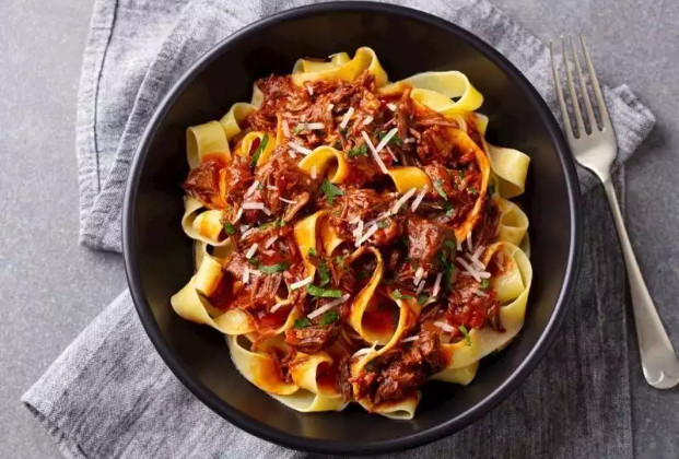 Tagliatelle with meat and cream sauce