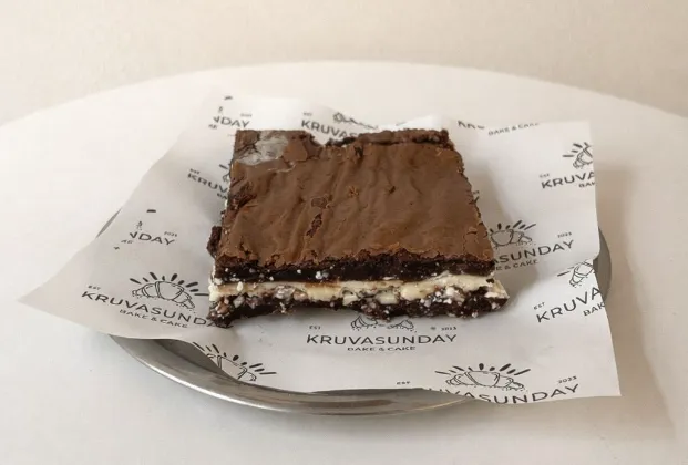 Cherry or white chocolate brownie + filter coffee