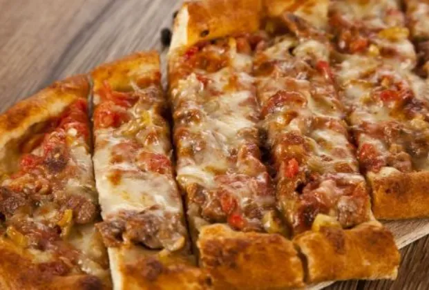 Pide with diced meat and kaşar cheese