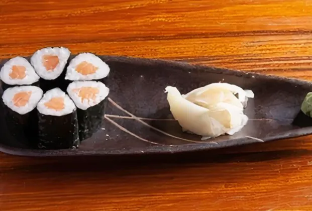 Avocado Sake Maki Roll