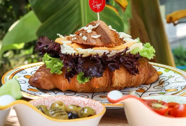 Cheddar Premium Croissant