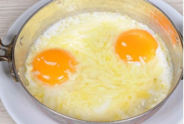 Pan-fried eggs with kaşar cheese