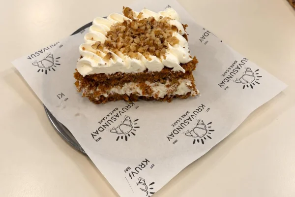 Creamy carrot cinnamon cake + filter coffee