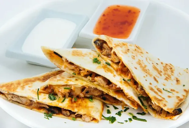 Meat quesadilla (with chips)