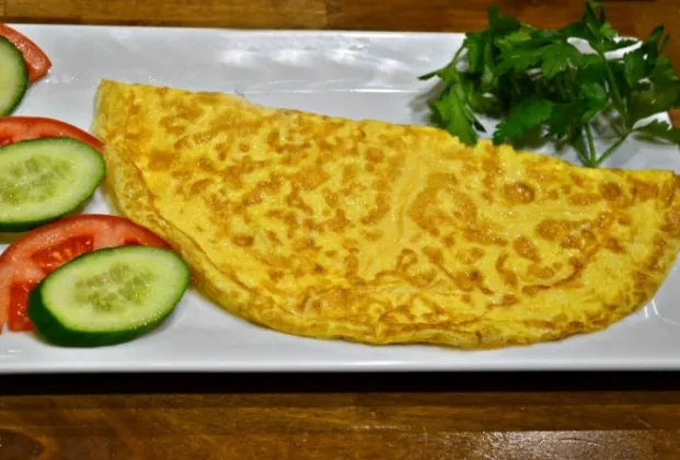 Kaşar cheese and mushroom omelette