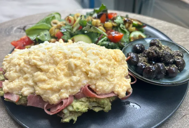 Ekşi Maya Ekmek Üzeri Avokado & Scrambled Egg