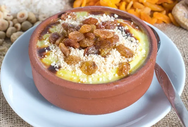 Rice pudding with hazelnuts and raisins