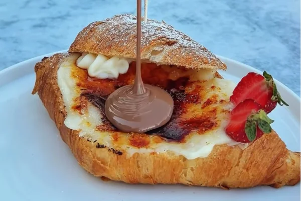 Reyya crème brûlée croissant