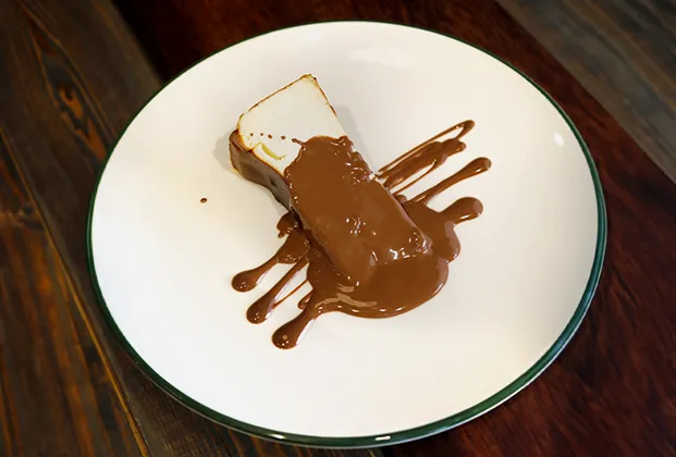 San Sebastián cheesecake with chocolate sauce